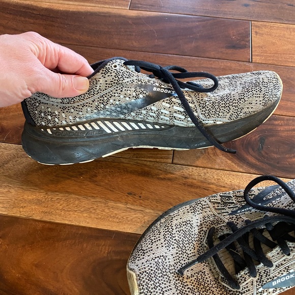 Brooks Adrenaline 21 men’s 8.5 tennis shoes. - Picture 7 of 7